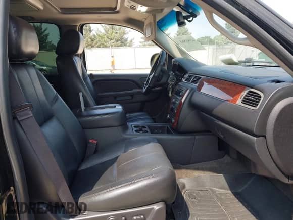 2013 Chevrolet Suburban LT z VIN 1GNSKJE74DR201035, wystawiony jako IAAI lot #42943863 z przebiegiem 216 079 mil mil oraz . Historia ofert i sprzedaży dostępna na DreamBid. Obrazek 5.