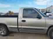 2000 Chevrolet Silverado 1500 z VIN 1GCEC14W6YZ361158, wystawiony jako IAAI lot #41682163 z przebiegiem 167 069 mil mil oraz . Historia ofert i sprzedaży dostępna na DreamBid. Obrazek 13.