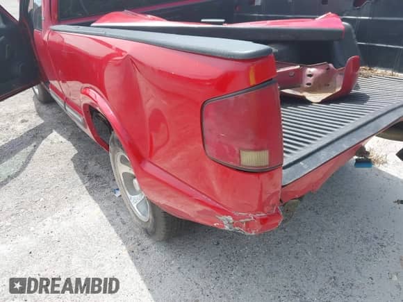 2001 Chevrolet S-10 LS Xtreme z VIN 1GCCS195718162108, wystawiony jako IAAI lot #43279768 z przebiegiem 235 158 mil mil oraz . Historia ofert i sprzedaży dostępna na DreamBid. Obrazek 6.