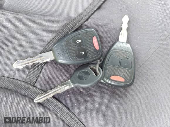 2007 Jeep Wrangler Unlimited Sahara z VIN 1J8GA59187L104774, wystawiony jako IAAI lot #42485359 z przebiegiem 192 254 mil mil oraz . Historia ofert i sprzedaży dostępna na DreamBid. Obrazek 11.