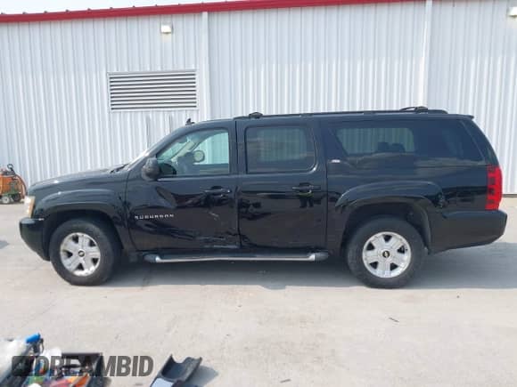 2011 Chevrolet Suburban LT z VIN 1GNSKJE36BR102923, wystawiony jako IAAI lot #42389021 z przebiegiem 213 931 mil mil oraz . Historia ofert i sprzedaży dostępna na DreamBid. Obrazek 14.