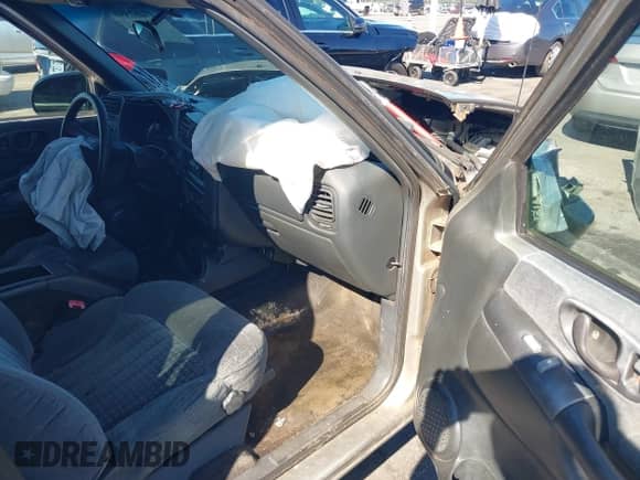 2001 Chevrolet Blazer LT z VIN 1GNCS13W112132307, wystawiony jako IAAI lot #43461551 z przebiegiem 233 455 mil mil oraz . Historia ofert i sprzedaży dostępna na DreamBid. Obrazek 5.