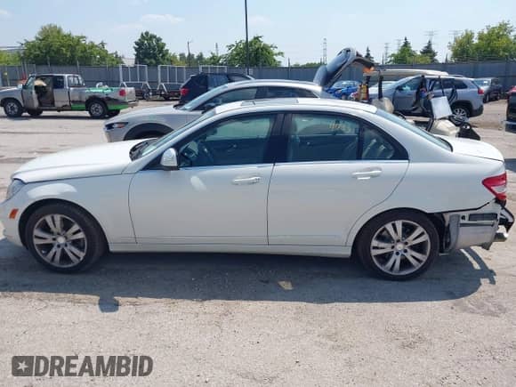 2009 Mercedes-Benz C 300 Sport z VIN WDDGF81X19F261502, wystawiony jako IAAI lot #42964093 z przebiegiem 106 395 mil mil oraz . Historia ofert i sprzedaży dostępna na DreamBid. Obrazek 14.