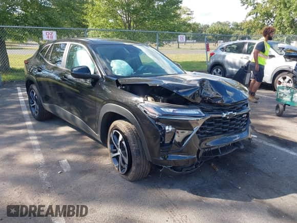 2025 Chevrolet Trax 1RS с VIN KL77LGEP4SC045011, выставлен на аукционе IAAI как лот 43086205 с пробегом 7 817 миль миль и . История ставок и продаж доступна на DreamBid. Изображение 1.