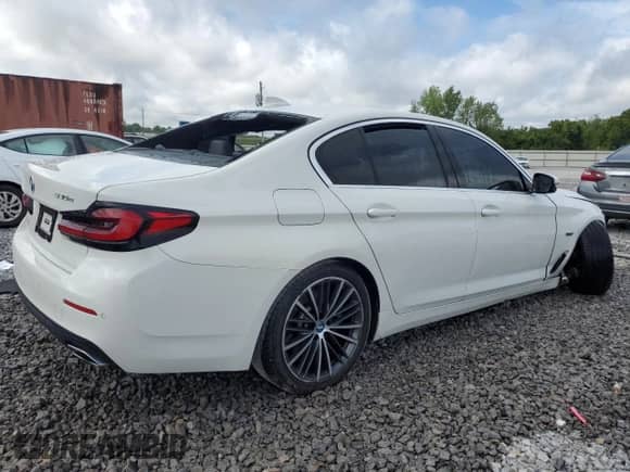 2023 BMW 5 Series 530e с VIN WBA13AG07PCN57629, выставлен на аукционе Copart как лот 68728835 с пробегом Не указан миль и Списание • Salvage title. История ставок и продаж доступна на DreamBid. Изображение 3.