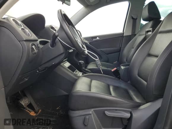 2013 Volkswagen Tiguan SE z VIN WVGAV3AX2DW607051, wystawiony jako Copart lot #44391625 z przebiegiem 61 220 mil mil oraz Szkoda całkowita • Salvage title. Historia ofert i sprzedaży dostępna na DreamBid. Obrazek 7.