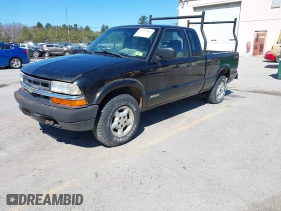 2002 Chevrolet S-10 LS with VIN 1GCDT19W528219000, listed as a IAAI auction lot 41971803 with 134,225 mi miles and . Bid and sale history available at DreamBid. Image 2.