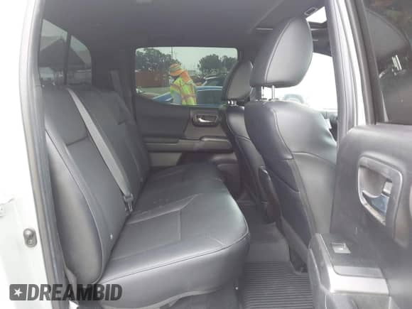 2023 Toyota Tacoma SR z VIN 3TMCZ5AN7PM543217, wystawiony jako IAAI lot #43400966 z przebiegiem 59 385 mil mil oraz . Historia ofert i sprzedaży dostępna na DreamBid. Obrazek 8.