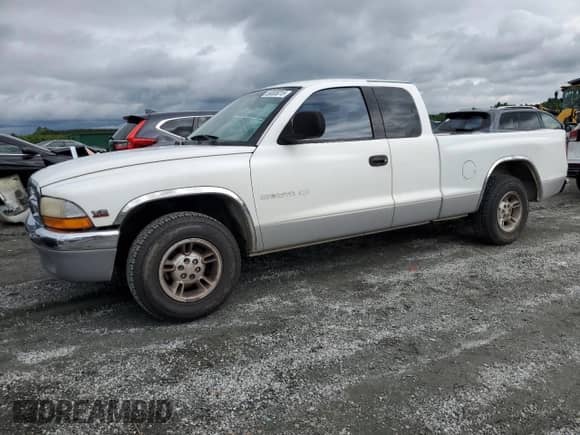 2000 Dodge Dakota Sport with VIN 1B7GL22N1YS758889, listed as a Copart auction lot 59885015 with 231,228 mi miles and Salvage title. Bid and sale history available at DreamBid. Image 1.