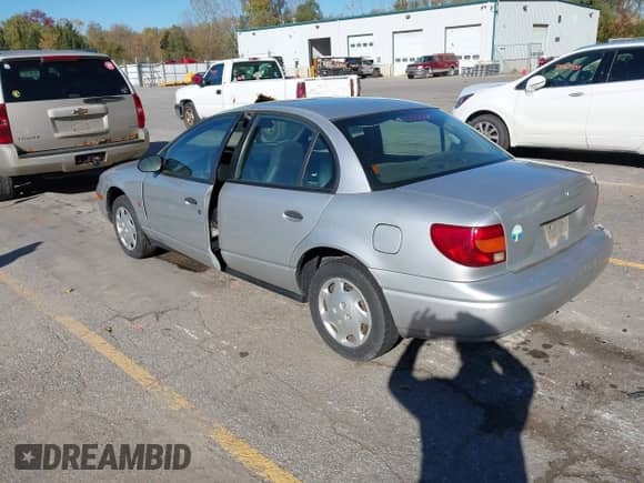 2002 Saturn SL z VIN 1G8ZG52812Z198597, wystawiony jako IAAI lot #43556259 z przebiegiem 140 782 mil mil oraz . Historia ofert i sprzedaży dostępna na DreamBid. Obrazek 3.