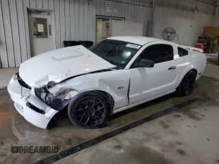 2007 Ford Mustang GT Deluxe z VIN 1ZVFT82H975335304, wystawiony jako Copart lot #67806895 z przebiegiem 77 475 mil mil oraz Szkoda całkowita • Salvage title. Historia ofert i sprzedaży dostępna na DreamBid. Obrazek 1.
