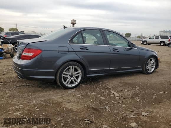 2013 Mercedes-Benz C 300 Luxury z VIN WDDGF8AB8DA791881, wystawiony jako Copart lot #87446505 z przebiegiem 304 962 mil mil oraz Czysty tytuł • Clean title. Historia ofert i sprzedaży dostępna na DreamBid. Obrazek 3.