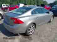 2016 Volvo S60 T5 Drive-E Premier z VIN YV126MFK3G2392066, wystawiony jako IAAI lot #42210232 z przebiegiem 80 097 mil mil oraz . Historia ofert i sprzedaży dostępna na DreamBid. Obrazek 4.