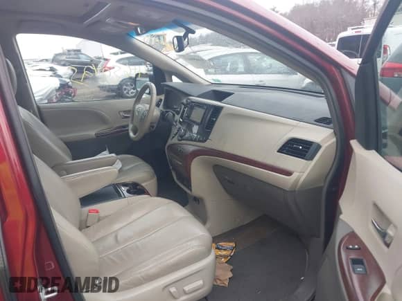 2013 Toyota Sienna XLE с VIN 5TDDK3DC5DS067049, выставлен на аукционе IAAI как лот 41650425 с пробегом 128 380 миль миль и . История ставок и продаж доступна на DreamBid. Изображение 5.