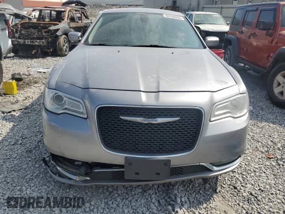 2017 Chrysler 300 Limited z VIN 2C3CCARG9HH552506, wystawiony jako Copart lot #80709055 z przebiegiem 226 803 mil mil oraz Czysty tytuł • Clean title. Historia ofert i sprzedaży dostępna na DreamBid. Obrazek 5.