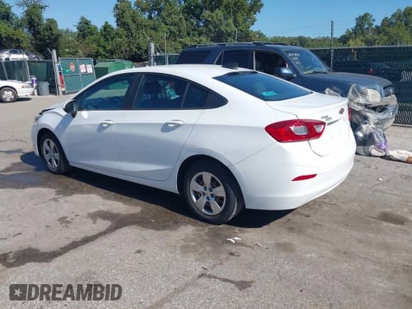 2018 Chevrolet Cruze LS z VIN 1G1BC5SM0J7149720, wystawiony jako IAAI lot #43212990 z przebiegiem 93 038 mil mil oraz . Historia ofert i sprzedaży dostępna na DreamBid. Obrazek 3.