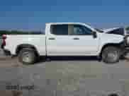 2024 Chevrolet Silverado 1500 Work Truck z VIN 1GCUDAED4RZ106919, wystawiony jako IAAI lot #43236335 z przebiegiem 56 572 mil mil oraz . Historia ofert i sprzedaży dostępna na DreamBid. Obrazek 13.