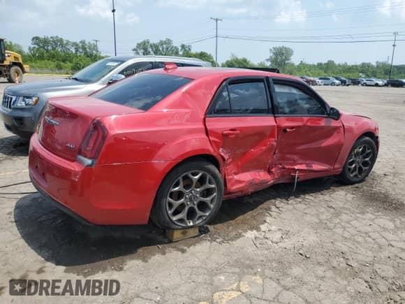 2015 Chrysler 300 S z VIN 2C3CCAGG8FH767374, wystawiony jako Copart lot #59882665 z przebiegiem 172 641 mil mil oraz Czysty tytuł • Clean title. Historia ofert i sprzedaży dostępna na DreamBid. Obrazek 3.