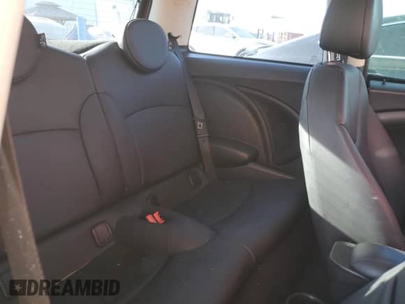 2013 MINI Hardtop z VIN WMWSU3C55DT677925, wystawiony jako Copart lot #84402145 z przebiegiem 100 521 mil mil oraz Szkoda całkowita • Salvage title. Historia ofert i sprzedaży dostępna na DreamBid. Obrazek 10.