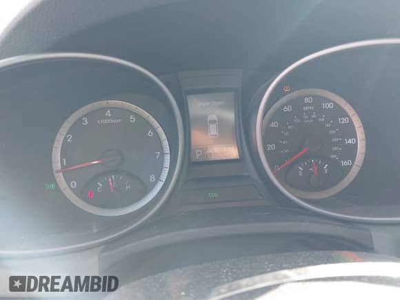 2014 Hyundai Santa Fe z VIN 5XYZT3LB6EG146899, wystawiony jako IAAI lot #43563475 z przebiegiem 146 501 mil mil oraz . Historia ofert i sprzedaży dostępna na DreamBid. Obrazek 7.