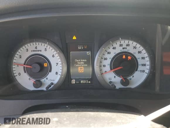 2018 Toyota Sienna SE z VIN 5TDXZ3DC7JS952681, wystawiony jako Copart lot #58244245 z przebiegiem 89 313 mil mil oraz Szkoda całkowita • Salvage title. Historia ofert i sprzedaży dostępna na DreamBid. Obrazek 9.