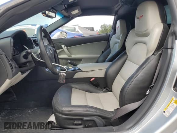 2012 Chevrolet Corvette 3LT с VIN 1G1YG2DW0C5100057, выставлен на аукционе Copart как лот 74807624 с пробегом 52 560 миль миль и Списание • Salvage title. История ставок и продаж доступна на DreamBid. Изображение 7.