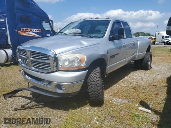 2006 Dodge 3500 SLT z VIN 3D7MX48C86G129083, wystawiony jako Copart lot #62094225 z przebiegiem 172 759 mil mil oraz Szkoda całkowita • Salvage title. Historia ofert i sprzedaży dostępna na DreamBid. Obrazek 1.