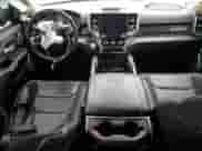 2020 Ram 1500 Laramie z VIN 1C6SRFJT3LN378662, wystawiony jako Copart lot #80202135 z przebiegiem 43 663 mil mil oraz Szkoda całkowita • Salvage title. Historia ofert i sprzedaży dostępna na DreamBid. Obrazek 8.