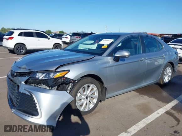 2023 Toyota Camry LE z VIN 4T1R11AK2PU828477, wystawiony jako IAAI lot #43449545 z przebiegiem 8 235 mil mil oraz . Historia ofert i sprzedaży dostępna na DreamBid. Obrazek 2.