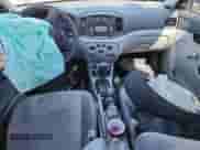 2010 Hyundai Accent GLS z VIN KMHCN4AC8AU472290, wystawiony jako Copart lot #85366745 z przebiegiem Nie podano mil oraz Szkoda całkowita • Salvage title. Historia ofert i sprzedaży dostępna na DreamBid. Obrazek 8.