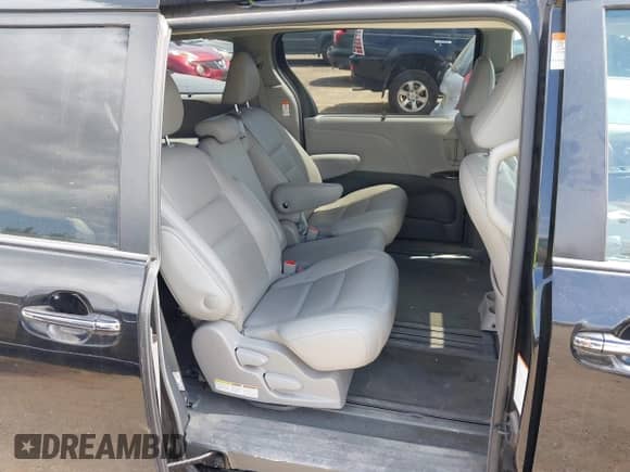 2019 Toyota Sienna XLE Auto Access Seat with VIN 5TDYZ3DC6KS005878, listed as a IAAI auction lot 42760886 with 79,914 mi miles and . Bid and sale history available at DreamBid. Image 8.