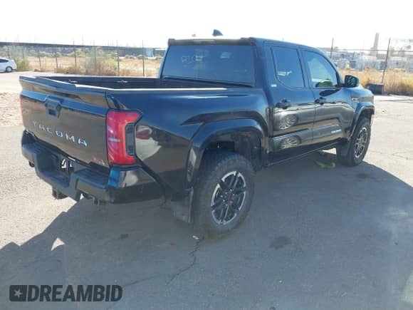 2024 Toyota Tacoma SR5 с VIN 3TMLB5JN2RM040251, выставлен на аукционе IAAI как лот 41681405 с пробегом 2 735 миль миль и . История ставок и продаж доступна на DreamBid. Изображение 4.