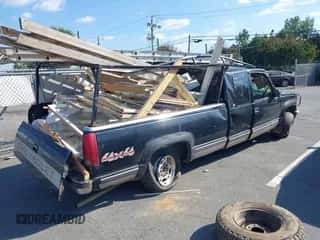 1996 Chevrolet Silverado 2500 z VIN 1GCGK29R8TE141542, wystawiony jako IAAI lot #43244136 z przebiegiem 251 103 mil mil oraz . Historia ofert i sprzedaży dostępna na DreamBid. Obrazek 4.