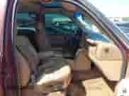 2000 Chevrolet Tahoe LS z VIN 1GNEC13T4YJ105131, wystawiony jako IAAI lot #42244209 z przebiegiem 242 008 mil mil oraz . Historia ofert i sprzedaży dostępna na DreamBid. Obrazek 5.