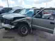 2001 Chevrolet S-10 z VIN 1GCCS145418140249, wystawiony jako IAAI lot #42706470 z przebiegiem 199 979 mil mil oraz . Historia ofert i sprzedaży dostępna na DreamBid. Obrazek 6.