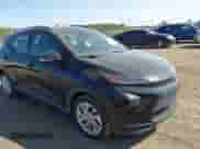 2023 Chevrolet Bolt EUV LT z VIN 1G1FY6S06P4135918, wystawiony jako IAAI lot #43174597 z przebiegiem 89 399 mil mil oraz . Historia ofert i sprzedaży dostępna na DreamBid. Obrazek 1.
