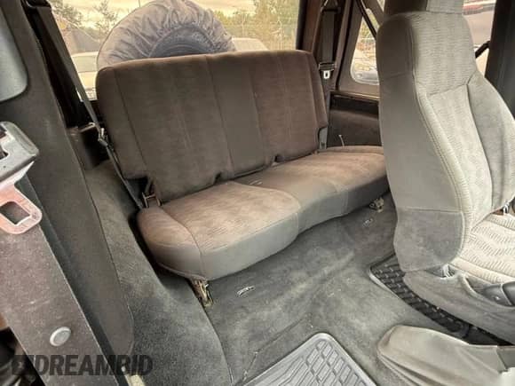 2004 Jeep Wrangler X z VIN 1J4FA39S64P753911, wystawiony jako Copart lot #86479285 z przebiegiem 138 801 mil mil oraz Czysty tytuł • Clean title. Historia ofert i sprzedaży dostępna na DreamBid. Obrazek 13.