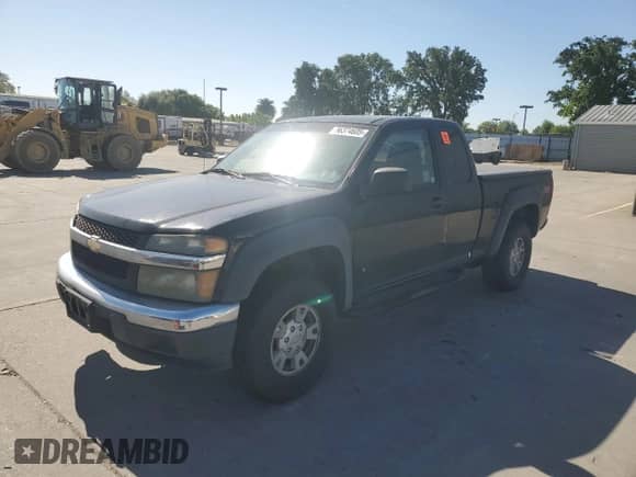 2007 Chevrolet Colorado 1LT z VIN 1GCDS19E378138949, wystawiony jako Copart lot #56374605 z przebiegiem 140 379 mil mil oraz Czysty tytuł • Clean title. Historia ofert i sprzedaży dostępna na DreamBid. Obrazek 1.