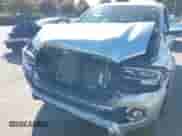 2022 Toyota Tacoma SR5 z VIN 3TMCZ5AN6NM495206, wystawiony jako IAAI lot #43164271 z przebiegiem 49 515 mil mil oraz . Historia ofert i sprzedaży dostępna na DreamBid. Obrazek 6.