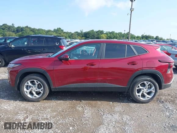 2025 Chevrolet Trax LS z VIN KL77LFEP2SC298743, wystawiony jako IAAI lot #42981519 z przebiegiem 1 047 mil mil oraz . Historia ofert i sprzedaży dostępna na DreamBid. Obrazek 14.