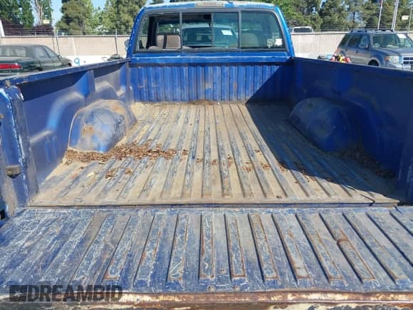 1997 Dodge 1500 z VIN 1B7HC16Y1VJ564237, wystawiony jako IAAI lot #42277359 z przebiegiem 223 785 mil mil oraz . Historia ofert i sprzedaży dostępna na DreamBid. Obrazek 8.