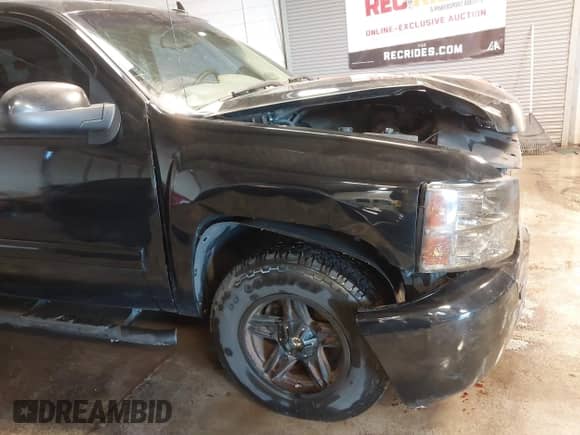2011 Chevrolet Silverado 1500 LS z VIN 3GCPKREA6BG379230, wystawiony jako IAAI lot #41383308 z przebiegiem 322 050 mil mil oraz . Historia ofert i sprzedaży dostępna na DreamBid. Obrazek 6.