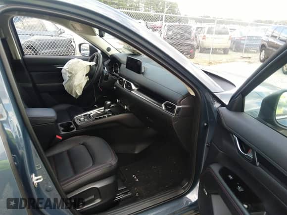2025 Mazda CX-5 S Carbon Edition z VIN JM3KFBCM2S0682536, wystawiony jako IAAI lot #43105577 z przebiegiem 3 871 mil mil oraz . Historia ofert i sprzedaży dostępna na DreamBid. Obrazek 5.