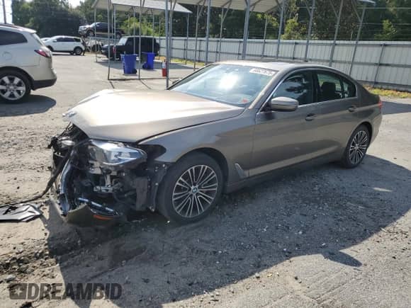 2019 BMW 5 Series 540i xDrive z VIN WBAJE7C52KG893057, wystawiony jako Copart lot #66627675 z przebiegiem Nie podano mil oraz Szkoda całkowita • Salvage title. Historia ofert i sprzedaży dostępna na DreamBid. Obrazek 1.