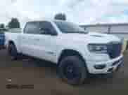 2022 Ram 1500 Laramie z VIN 1C6SRFJM7NN180128, wystawiony jako IAAI lot #42920492 z przebiegiem 52 689 mil mil oraz . Historia ofert i sprzedaży dostępna na DreamBid. Obrazek 1.