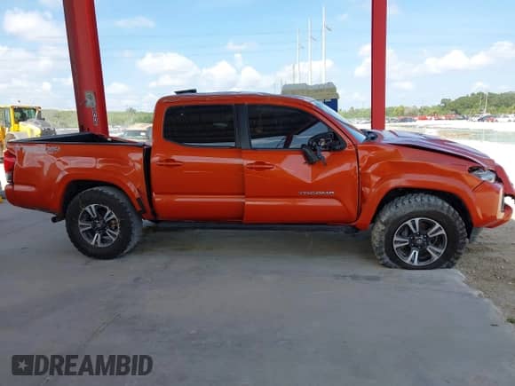 2017 Toyota Tacoma SR5 с VIN 5TFCZ5AN7HX091488, выставлен на аукционе IAAI как лот 43096343 с пробегом 85 481 миль миль и . История ставок и продаж доступна на DreamBid. Изображение 14.