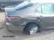 2021 Toyota Camry LE z VIN 4T1C11AK6MU594216, wystawiony jako IAAI lot #42732884 z przebiegiem 102 694 mil mil oraz . Historia ofert i sprzedaży dostępna na DreamBid. Obrazek 6.