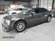 2008 Chrysler 300 Limited с VIN 2C3KA33GX8H126264, выставлен на аукционе Copart как лот 60605105 с пробегом 143 765 миль миль и Списание • Salvage title. История ставок и продаж доступна на DreamBid. Изображение 1.