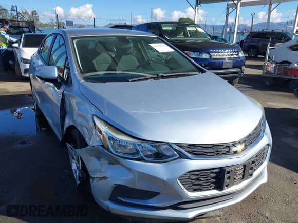 2018 Chevrolet Cruze LS z VIN 1G1BC5SM6J7201996, wystawiony jako IAAI lot #43451631 z przebiegiem 33 992 mil mil oraz . Historia ofert i sprzedaży dostępna na DreamBid. Obrazek 1.