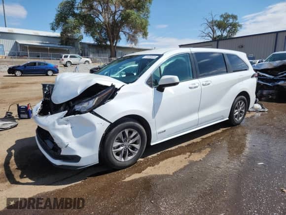 2021 Toyota Sienna LE z VIN 5TDKRKEC7MS004868, wystawiony jako Copart lot #71539325 z przebiegiem 101 434 mil mil oraz Szkoda całkowita • Salvage title. Historia ofert i sprzedaży dostępna na DreamBid. Obrazek 1.